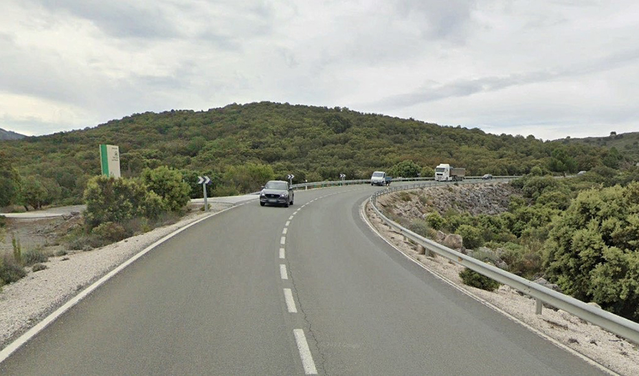 
			      Vista de la carretera A-397, que da acceso al camping municipal de Conejeras, en Parauta (Málaga).			    
			  